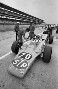 Graham Hill talks with his crew